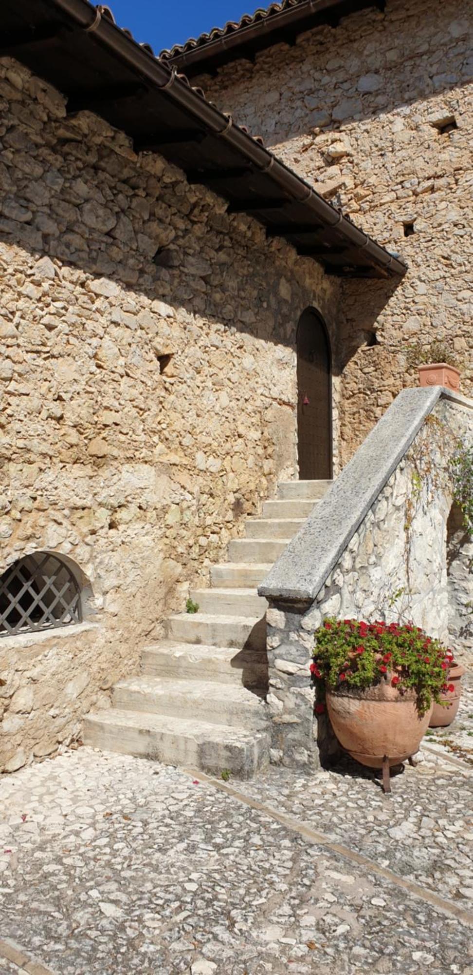 Rocca Lorenizo Pacentro Bilik gambar